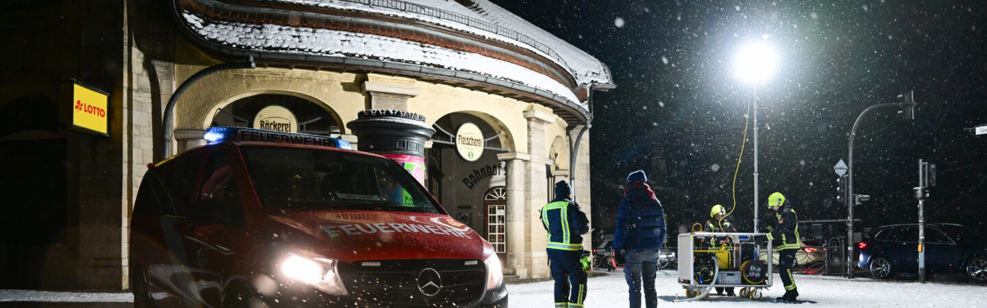 Ein Passant (M) steht während eines Stromausfalls im Südwesten Berlins im Licht eines Hilfepunkts der Feuerwehr am Mexikoplatz. Nach dem Brand einer Kabelbrücke ist im Südwesten Berlins für 50.000 Haushalte und 2.000 Gewerbebetriebe der Strom ausgefallen.