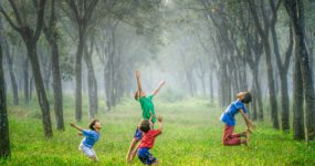 Kinder erleben die Kraft der Sonne